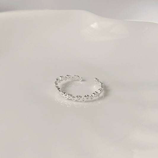 BUTTERCREAM Amy S925 Silver Row of Heart Shaped Ring in Silver